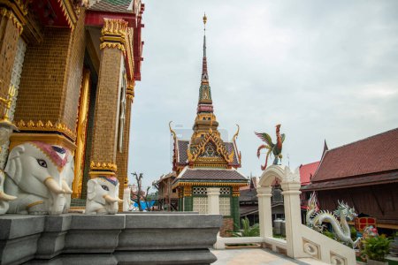 Foto de El Wat Wat Chulamanee en la ciudad de Amphawa en la provincia de Samut Songkhram en Tailandia, Tailandia, Amphawa, noviembre, - Imagen libre de derechos