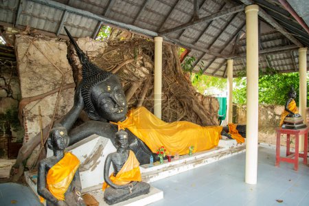 Téléchargez les photos : Le vieux stupa au Wat Bang Kapom dans la ville d'Amphawa dans la province de Samut Songkhram en Thaïlande, Thaïlande, Amphawa, Novembre, - en image libre de droit
