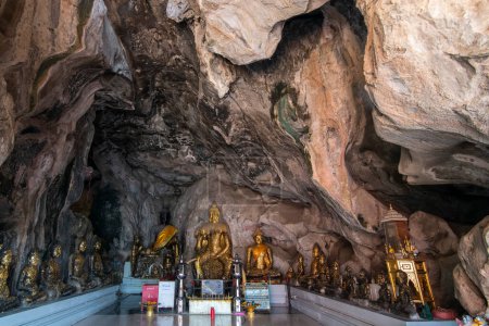 Foto de La cueva de Tham Khao Ngu en el Khao Ngu Mountain Park cerca de la ciudad de Ratchaburi en la provincia de Ratchaburi en Tailandia, Tailandia, Ratchaburi, noviembre de 2022 - Imagen libre de derechos