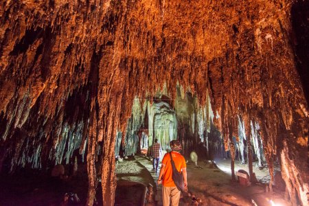 Téléchargez les photos : La grotte de Tham Khao Bin près de la ville de Ratchaburi dans la province de Ratchaburi en Thaïlande, Thaïlande, Ratchaburi, novembre 2022 - en image libre de droit