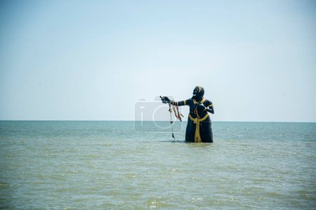 Téléchargez les photos : La Dame dans l'eau, Pee Seua Samut debout dans la mer à la plage Hat Puek Tiam dans la province de Phetchaburi en Thaïlande, Thaïlande, Phetchaburi, Novembre, 2022 - en image libre de droit