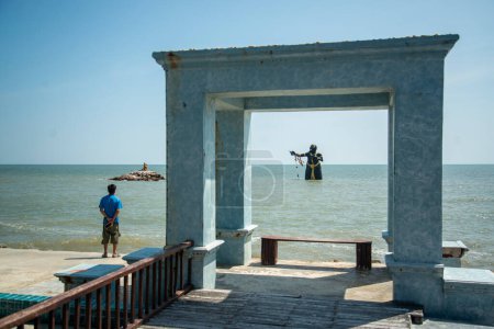 Téléchargez les photos : La Dame dans l'eau, Pee Seua Samut debout dans la mer à la plage Hat Puek Tiam dans la province de Phetchaburi en Thaïlande, Thaïlande, Phetchaburi, Novembre, 2022 - en image libre de droit