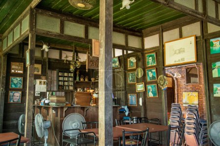 Foto de Un restaurante en una antigua casa de madera en la ciudad de Petchaburi en la provincia de Phetchaburi en Tailandia, Tailandia, Phetchaburi, noviembre de 2022 - Imagen libre de derechos