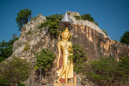 Téléchargez les photos : Le Bouddha dans la grotte Wat and Cave de Tham Khao Ngu dans le parc de montagne Khao Ngu près de la ville de Ratchaburi dans la province de Ratchaburi en Thaïlande, Thaïlande, Ratchaburi, Novembre 2022 - en image libre de droit