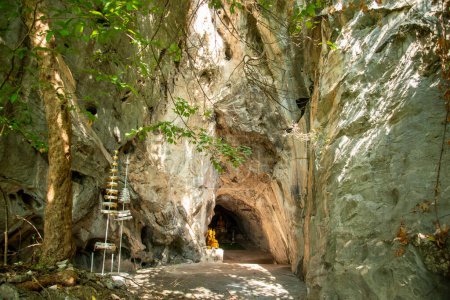 Téléchargez les photos : La grotte Wat and Cave de Tham Khao Ngu dans le parc de montagne Khao Ngu près de la ville de Ratchaburi dans la province de Ratchaburi en Thaïlande, Thaïlande, Ratchaburi, novembre 2022 - en image libre de droit