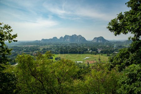 Téléchargez les photos : Une vue à la grotte Wat and Cave de Tham Khao Ngu dans le parc de montagne Khao Ngu près de la ville de Ratchaburi dans la province de Ratchaburi en Thaïlande, Thaïlande, Ratchaburi, Novembre 2022 - en image libre de droit