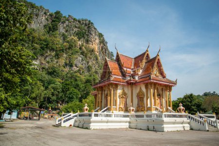 Téléchargez les photos : Le temple Wat Tham Nam à la grotte d'eau de Tham Nam près de la ville de Ratchaburi dans la province de Ratchaburi en Thaïlande, Thaïlande, Ratchaburi, novembre 2022 - en image libre de droit