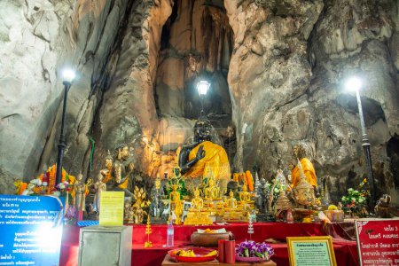 Téléchargez les photos : La grotte d'eau de Tham Nam près de la ville de Ratchaburi dans la province de Ratchaburi en Thaïlande, Thaïlande, Ratchaburi, novembre 2022 - en image libre de droit
