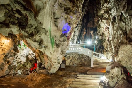 Téléchargez les photos : La grotte d'eau de Tham Nam près de la ville de Ratchaburi dans la province de Ratchaburi en Thaïlande, Thaïlande, Ratchaburi, novembre 2022 - en image libre de droit