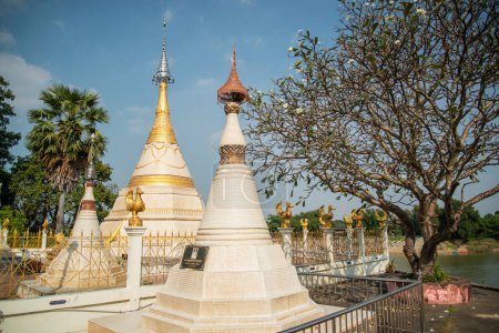 Téléchargez les photos : Un stupa au centre d'études Wat Muang Mon près de la ville de Ratchaburi dans la province de Ratchaburi en Thaïlande, Thaïlande, Ratchaburi, novembre 2022 - en image libre de droit