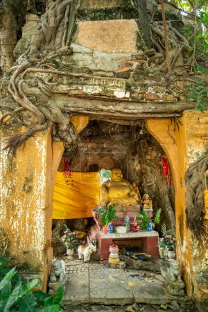 Téléchargez les photos : Un ancien sanctuaire et temple de Bouddha au centre d'étude Wat Muang Mon près de la ville de Ratchaburi dans la province de Ratchaburi en Thaïlande, Thaïlande, Ratchaburi, novembre 2022 - en image libre de droit