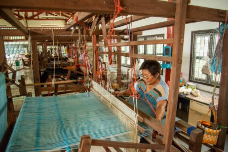 Téléchargez les photos : Des femmes travaillent dans une production de tissage au centre d'études Wat Muang Mon dans la province de Ratchaburi en Thaïlande, Thaïlande, Ratchaburi, novembre 2022 - en image libre de droit