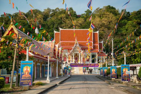 Téléchargez les photos : Le Wat Khao Chong Phran près de la ville de Ratchaburi dans la province de Ratchaburi en Thaïlande, Thaïlande, Ratchaburi, novembre 2022 - en image libre de droit