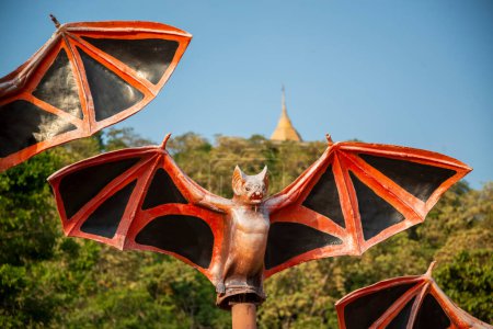 Foto de Una decoración de murciélagos en la plaza frente a la cueva de Kang Khao en el Wat Khao Chong Phran cerca de la ciudad de Ratchaburi en la provincia de Ratchaburi en Tailandia, Tailandia, Ratchaburi, noviembre de 2022 - Imagen libre de derechos