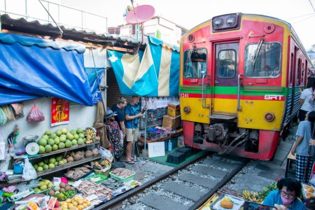 Foto de El mercado de frutas en el mercado ferroviario o el mercado de trenes en la ciudad de Samut Songkhram o Mae Klong en la provincia de Samut Songkhram en Tailandia, Tailandia, Samut Songkhram, noviembre de 2022 - Imagen libre de derechos
