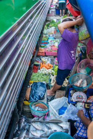 Téléchargez les photos : Le marché aux fruits au marché ferroviaire ou au marché ferroviaire dans la ville de Samut Songkhram ou Mae Klong dans la province de Samut Songkhram en Thaïlande, Thaïlande, Samut Songkhram, novembre 2022 - en image libre de droit