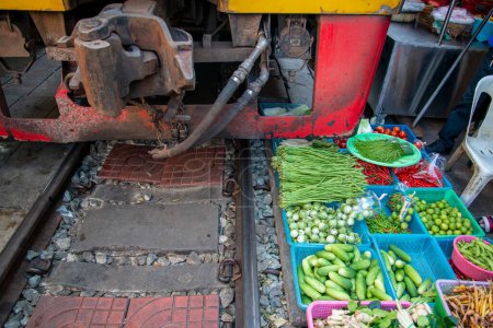 Foto de El mercado de frutas en el mercado ferroviario o el mercado de trenes en la ciudad de Samut Songkhram o Mae Klong en la provincia de Samut Songkhram en Tailandia, Tailandia, Samut Songkhram, noviembre de 2022 - Imagen libre de derechos
