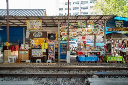 Foto de Tienda en la estación de tren en Mae Klong en la ciudad de Samut Songkhram o Mae Klong en la provincia de Samut Songkhram en Tailandia, Tailandia, Samut Songkhram, noviembre, 2022 - Imagen libre de derechos