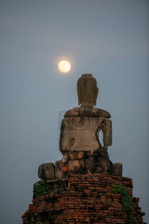 Photo for A Stupa at the Wat Chai Watthanaram by full moon in the City Ayutthaya in the Province of Ayutthaya in Thailand,  Thailand, Ayutthaya, November, 2022 - Royalty Free Image