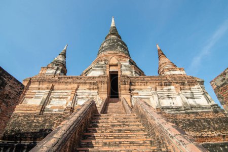 Téléchargez les photos : A Chedi of the Wat Yai Chai Mongkon in the City Ayutthaya in the Province of Ayutthaya in Thailand,  Thailand, Ayutthaya, November, 2022 - en image libre de droit