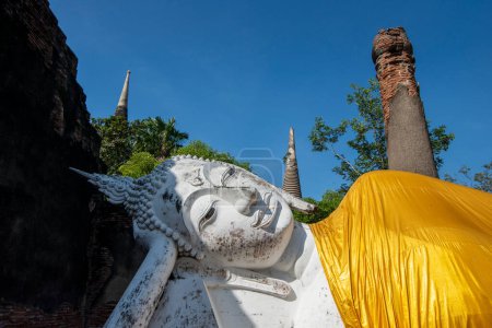 Photo for The reclining Buddha at the Wat Yai Chai Mongkon in the City Ayutthaya in the Province of Ayutthaya in Thailand,  Thailand, Ayutthaya, November, 2022 - Royalty Free Image
