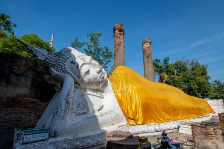 Téléchargez les photos : The reclining Buddha at the Wat Yai Chai Mongkon in the City Ayutthaya in the Province of Ayutthaya in Thailand,  Thailand, Ayutthaya, November, 2022 - en image libre de droit