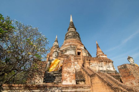 Téléchargez les photos : A Chedi of the Wat Yai Chai Mongkon in the City Ayutthaya in the Province of Ayutthaya in Thailand,  Thailand, Ayutthaya, November, 2022 - en image libre de droit