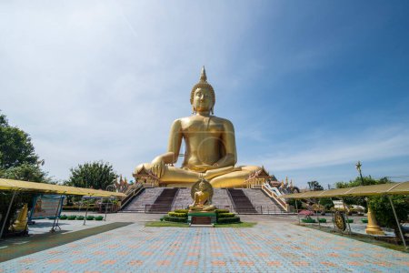 Foto de The Wat Muang in the Village of Wiset Chai Chan in the Province of Ang Thong in Thailand,  Thailand, Ang Thong, November, 2022 - Imagen libre de derechos