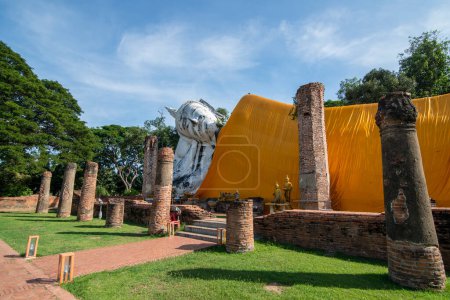 Téléchargez les photos : The Reclining Buddha Wat Khun Inthapramun near the City of Ang Thong in the Province of Ang Thong in Thailand,  Thailand, Ang Thong, November, 2022 - en image libre de droit