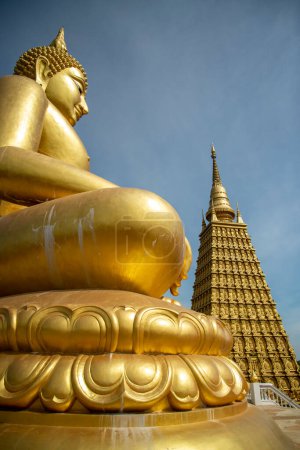 Foto de The Wat Phai Lom in the Village of Bang an in the Province of Ayutthaya in Thailand,  Thailand, Ayutthaya, November, 2022 - Imagen libre de derechos