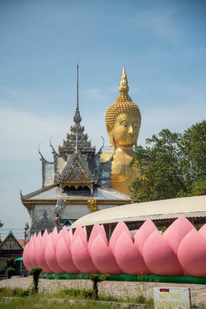 Foto de The Wat Muang in the Village of Wiset Chai Chan in the Province of Ang Thong in Thailand,  Thailand, Ang Thong, November, 2022 - Imagen libre de derechos