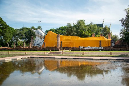 Téléchargez les photos : The Reclining Buddha Wat Khun Inthapramun near the City of Ang Thong in the Province of Ang Thong in Thailand,  Thailand, Ang Thong, November, 2022 - en image libre de droit