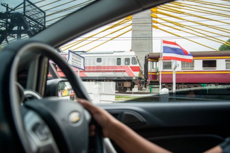 Téléchargez les photos : A Thai Raliway Train and a car on road near the City of Ratchaburi in the Province of Ratchaburi in Thailand,  Thailand, Ratchaburi, November, 2022 - en image libre de droit