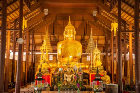 Foto de The Buddha at the Wat Mahathat Worawihan in the City of Ratchaburi in the Province of Ratchaburi in Thailand,  Thailand, Ratchaburi, November, 2022 - Imagen libre de derechos