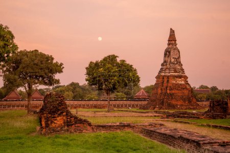 Foto de A Stupa at the Wat Chai Watthanaram by full moon in the City Ayutthaya in the Province of Ayutthaya in Thailand,  Thailand, Ayutthaya, November, 2022 - Imagen libre de derechos
