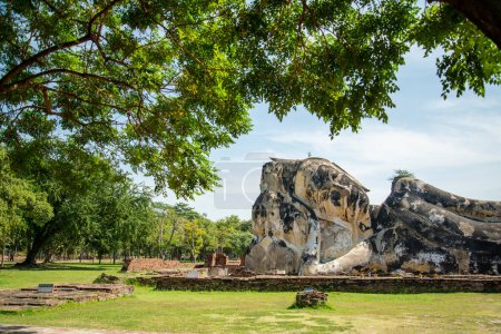 Photo for The reclining buddha at the Wat Lokayasutharam in the City Ayutthaya in the Province of Ayutthaya in Thailand,  Thailand, Ayutthaya, November, 2022 - Royalty Free Image