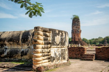 Photo for A Temple Stupa with the reclining buddha at the Wat Lokayasutharam in the City Ayutthaya in the Province of Ayutthaya in Thailand,  Thailand, Ayutthaya, November, 2022 - Royalty Free Image