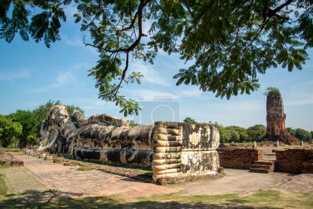 Téléchargez les photos : A Temple Stupa with the reclining buddha at the Wat Lokayasutharam in the City Ayutthaya in the Province of Ayutthaya in Thailand,  Thailand, Ayutthaya, November, 2022 - en image libre de droit