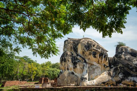 Photo for The reclining buddha at the Wat Lokayasutharam in the City Ayutthaya in the Province of Ayutthaya in Thailand,  Thailand, Ayutthaya, November, 2022 - Royalty Free Image
