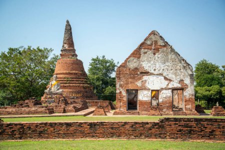 Foto de The Wat Worachettharam in the City Ayutthaya in the Province of Ayutthaya in Thailand,  Thailand, Ayutthaya, November, 2022 - Imagen libre de derechos