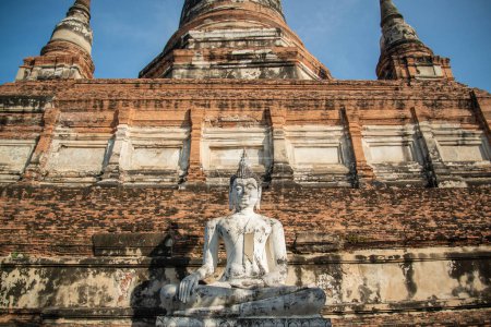 Foto de A Buddha with the Chedi of the Wat Yai Chai Mongkon in the City Ayutthaya in the Province of Ayutthaya in Thailand,  Thailand, Ayutthaya, November, 2022 - Imagen libre de derechos