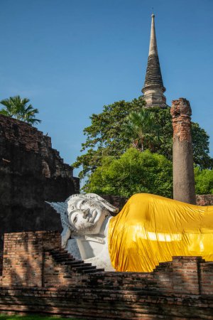 Foto de The reclining Buddha at the Wat Yai Chai Mongkon in the City Ayutthaya in the Province of Ayutthaya in Thailand,  Thailand, Ayutthaya, November, 2022 - Imagen libre de derechos