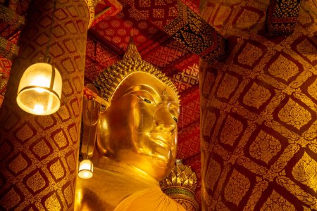 Téléchargez les photos : The Big Buddha at the Wat Phanan Choeng in the City Ayutthaya in the Province of Ayutthaya in Thailand,  Thailand, Ayutthaya, November, 2022 - en image libre de droit
