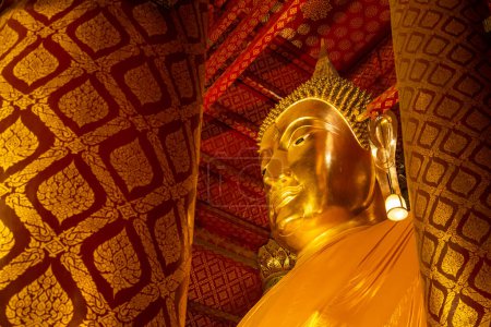 Foto de The Big Buddha at the Wat Phanan Choeng in the City Ayutthaya in the Province of Ayutthaya in Thailand,  Thailand, Ayutthaya, November, 2022 - Imagen libre de derechos