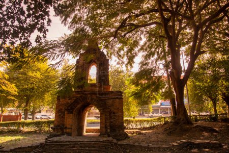 Téléchargez les photos : The Tempe Ruins of the Wat Ho Rakhang in the City Ayutthaya in the Province of Ayutthaya in Thailand,  Thailand, Ayutthaya, November, 2022 - en image libre de droit