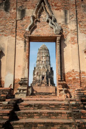 Foto de The Temple Ruins of the Wat Ratchaburana in the City Ayutthaya in the Province of Ayutthaya in Thailand,  Thailand, Ayutthaya, November, 2022 - Imagen libre de derechos
