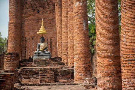 Foto de The Temple Ruins of the Royel Viharn at the Wat Thammikarat the City Ayutthaya in the Province of Ayutthaya in Thailand,  Thailand, Ayutthaya, November, 2022 - Imagen libre de derechos
