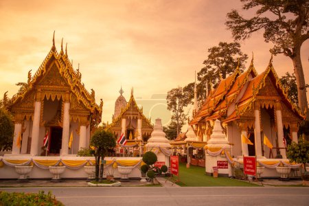 Téléchargez les photos : The Wat Kasattrathirat Worawihan in the City Ayutthaya in the Province of Ayutthaya in Thailand,  Thailand, Ayutthaya, November, 2022 - en image libre de droit