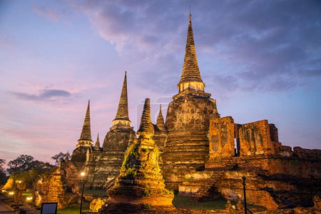 Téléchargez les photos : The Wat Phra Si Sanphet at sunset in the City Ayutthaya in the Province of Ayutthaya in Thailand,  Thailand, Ayutthaya, November, 2022 - en image libre de droit