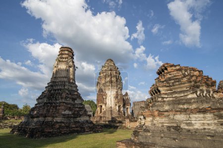 Foto de The Ruins of the  Wat Phra Sri Rattana Mahathat in the City of Lopburi in the Province of Lopburi in Thailand,  Thailand, Lopburi, November, 2022 - Imagen libre de derechos